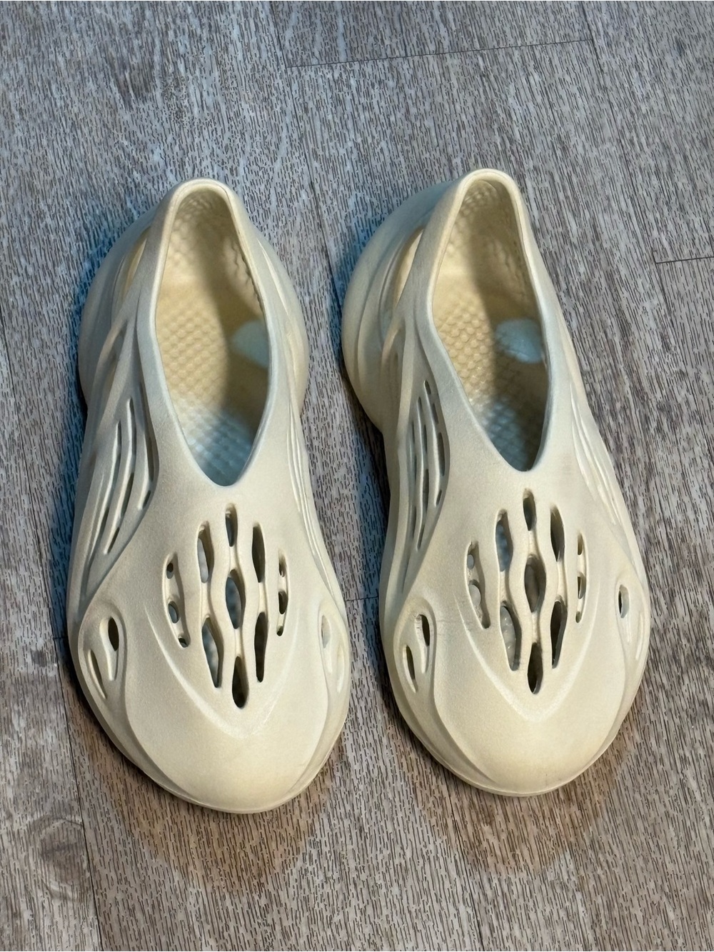 YEEZY CREAM FOAM RUNNER SIZE 8 WOMENS